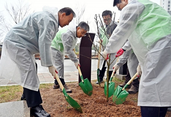 aT 농수산식품유통교육원 무궁화 식재 현장-한국농수산식품유통공사 홍문표 사장(왼쪽 1번째)
