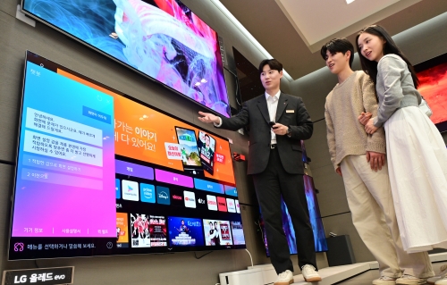 ▲ LG전자가 지난 달 27일부터 베스트샵 주요 매장에서 2025년형 올레드 TV 판매를 시작한 가운데, 모델이 AI 챗봇 기능을 이용하고 있다. [사진= LG전자 제공]