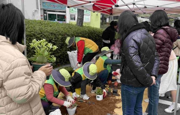 공무원연금공단(이사장 김동극) 부산지부는 지난 5일 오전 마산교방 상록아파트 단지 내에서 봄맞이 행사를 개최했다.