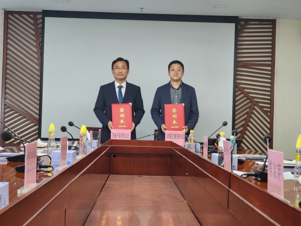 경기평택항만공사 김석구 사장과 양포경제개발구 샤오 지닝 국장이 협약서를 들고 양 기관 간 협력 의지를 다졌다.