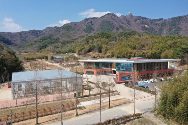 정원분야 전문인력 양성과 한국 정원문화의 국내외 확산 지원을 위한 정원문화 진흥 전문기관인 국립정원문화원 전경