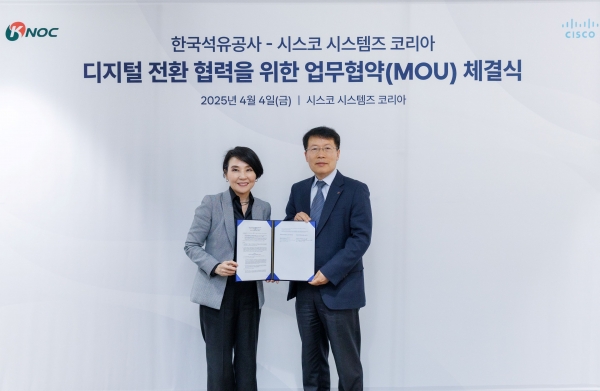 한국석유공사 신용화 경영지원본부장(오른쪽)이 지난 4일 서울 아셈타워에서 시스코와 업무협약을 맺고 기념사진을 촬영하고 있다. 왼쪽은 시스코코리아 최지희 대표.