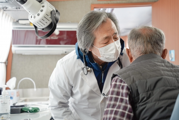 국민건강보험공단 정기석 이사장이 산불피해지역인 경북 안동시 길안면에서 산불 피해 주민을 대상으로 진료를 하고 있다.