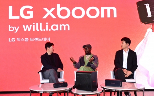 ▲ 지난 7일 서울 영등포구 그라운드220에서 열린 LG 엑스붐 브랜드 데이에서 LG전자 MS사업본부 오디오사업담당 이정석 전무(왼쪽)와 윌아이엠(가운데), LG전자 한국영업본부 MS마케팅담당 오승진 상무(오른쪽)가 대담을 나누고 있다. [사진= LG전자 제공]