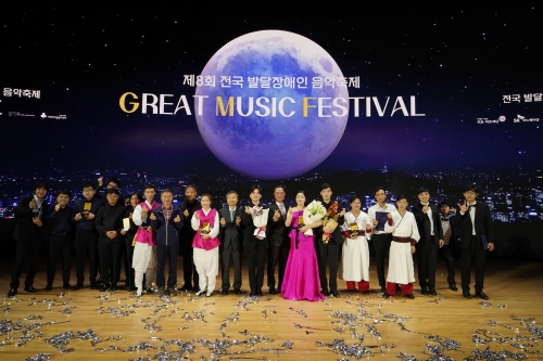 ▲ 지난 2024년 10월 24일 서울 강남구 코엑스에서 열린 제8회 GMF 시상식 후 명성 SK어스온 사장(오른쪽에서 9번째)과 수상자 및 내빈들이 기념 촬영을 하고 있다. [사진= SK이노베이션 제공]