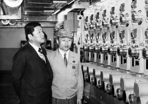 1969년 수원 선경직물 폴리에스터 원사 공장 시찰하는 고 최종건 SK 창업회장.[사진=SK]
