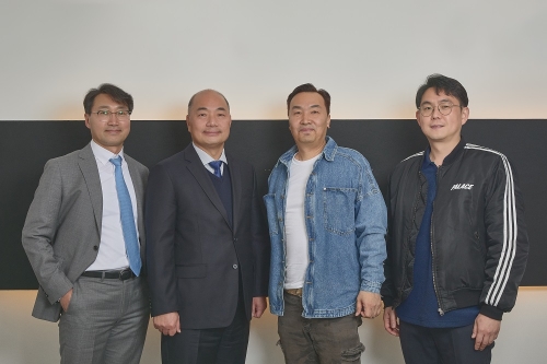 ▲ 왼쪽부터 (주)유비 채필승 책임, (주)유비 유창욱 대표, 비디오슈퍼마켓 황원섭 총괄PD, 비디오슈퍼마켓 이홍선 홍보이사 [사진= 유비 제공]