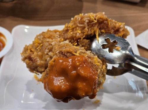 매콤달콤한 '스윗 하바네로 소스'를 곁들이면 '콰삭킹'을 더욱 맛있게 즐길 수 있다. [사진 = 안솔지 기자]
