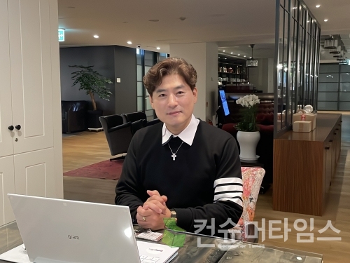 강진호 디엠씨트립스 대표가 인터뷰를 마친 뒤 포즈를 취하고 있다.[사진=강나연 기자]