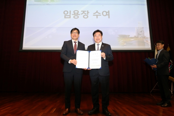박성진 인천경제자유구역청 신임 투자유치사업본부장이 8일 송도지타워 대강당에서 임명장을 수여받고 있다.