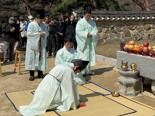 초헌관과 축문을 읊고 있는 축관의 모습(사진제공=경기문화재단 실학박물관)