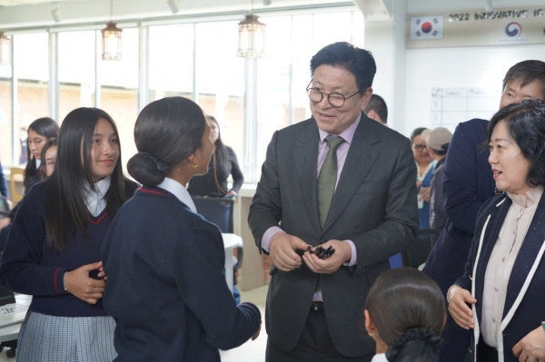 도성훈 인천시교육감은 지난 7일 콜롬비아 구아스카 지역의 엘 카르멘 학교와 주 콜롬비아 대한민국 대사관을 방문해 2007년부터 이어온 읽걷쓰 기반 AI·디지털 교육 분야 교류 협력 성과를 공유하고 향후 협력 방안을 논의했다.