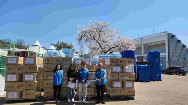 한국광해광업공단은 지난 7일 경북 영덕 국민체육센터에서 이재민들에 식료품 꾸러미를 전달했다.