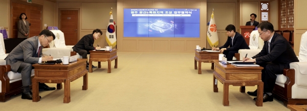 박상형 한전KDN 사장(오른쪽)과 강기정 광주광역시장(왼쪽) 등 참여기관 대표자들이 협약서에 서명을 진행하고 있다.