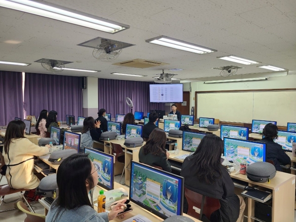 인천시교육청(교육감 도성훈)은 7일부터 8일까지 인천사이버진로교육원의 진로 콘텐츠를 활용한 교사 워크숍을 개최했다.