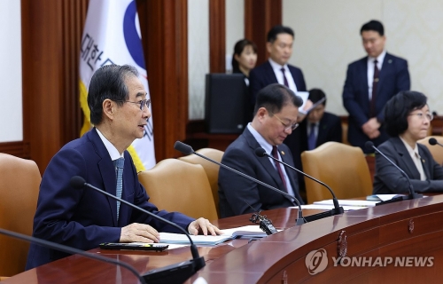 한덕수 대통령 권한대행 국무총리(왼쪽)가 10일 정부서울청사에서 국정현안관계장관회의를 하고 있다.