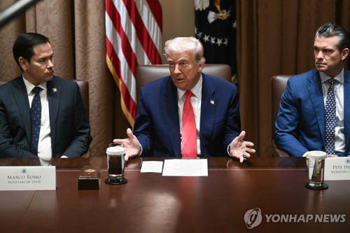 10일 각료회의 주재하는 트럼프 미 대통령