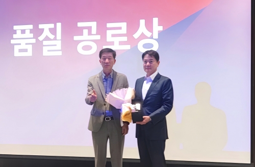 10일 개최된 르노코리아 '협력사 품질 컨벤션'에서 백주형 르노코리아 품질본부 본부장이 협력사 동원테크에 공로상을 수여하고 있다.