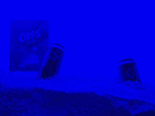 오비맥주의 콜드브루 공법을 시각화한 '얼음 동굴'. 얼음 벽에 카스 제품이 박혀있다. [사진 = 안솔지 기자]
