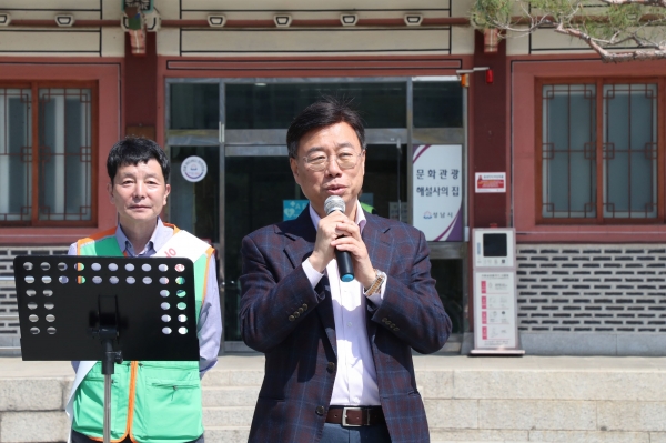 성남시자율방재단 산불 예방 캠페인에서 신상진 성남시장이 인사말을 전하고 있다.