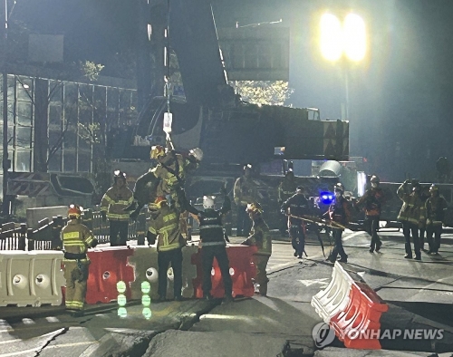 12일 오전 4시 27분께 경기도 광명시 일직동 신안산선 지하터널 붕괴 사고 현장에서 고립됐던 20대 굴착기 기사가 사고 발생 13시간여만에 구조되고 있다.