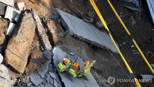 지난 11일 경기도 광명시 일직동 신안산선 공사 현장에서 붕괴 사고가 발생해 구조대원들이 사고현장을 살펴보며 수색작업을 하고 있다.