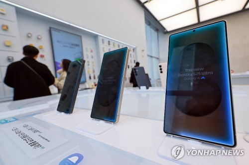 지난 2월 28일 서울 삼성 강남을 찾은 시민이 S25 시리즈를 살펴보는 모습.