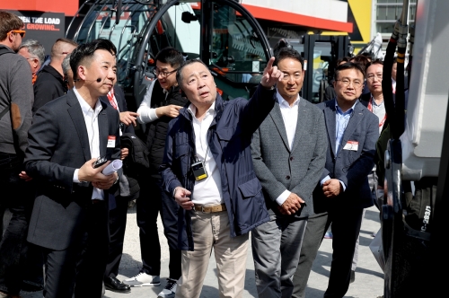 '바우마 2025' 참석한 박정원 두산그룹 회장(왼쪽 두 번째).[사진=두산그룹]