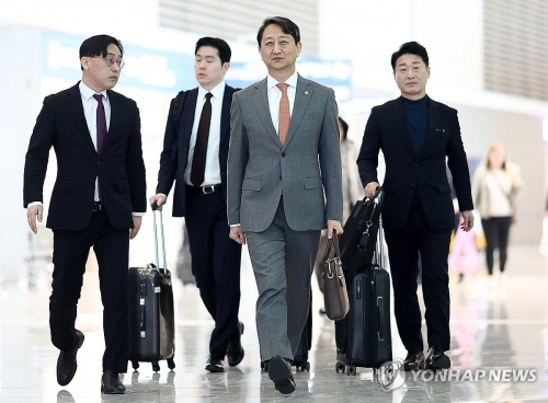 안덕근 산업통상자원부 장관이 지난 3월 20일 인천국제공항 2터미널 출국장에서 이동하고 있다.