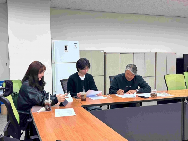 키트 개발을 위한 자문회의 모습 오른쪽부터 경희대 야구부 프런트, 왼쪽 최태원 감독(사진제공=경기문화재단 경기도어린이박물관)