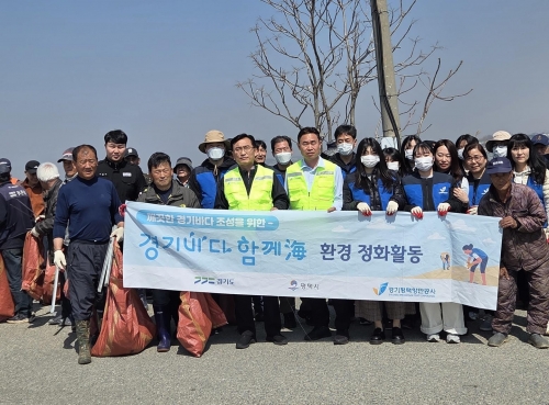 경기평택항만공사 김석구 사장과 임직원들이 정화 활동을 마치고 기념촬영을 하고 있다.