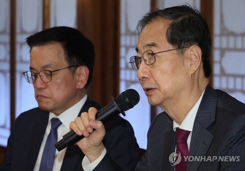 한덕수 대통령 권한대행 국무총리(오른쪽)가 14일 서울 공관에서 경제안보전략 TF 회의를 하고 있다. 왼쪽은 최상목 부총리 겸 기획재정부 장관.