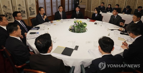 한덕수 대통령 권한대행 국무총리가 14일 서울 공관에서 경제안보전략 TF 회의를 하고 있다.