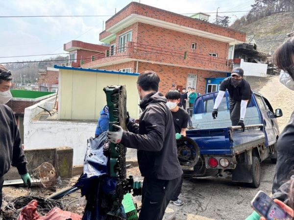 한국어촌어항공단 동남해지사는 최근 경상북도 영덕군 일대에서 발생한 대형 산불로 피해를 입은 영덕군 경정2리 주민들의 조속한 일상 회복을 돕기 위해 구호 활동에 나섰다고 밝혔다.