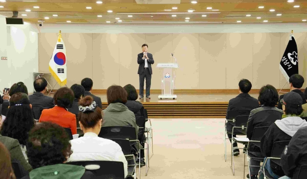 신상진 성남시장이 성남시청소년지도위원 역량강화 소양교육에 참석해 인사말을 전하고 있다.