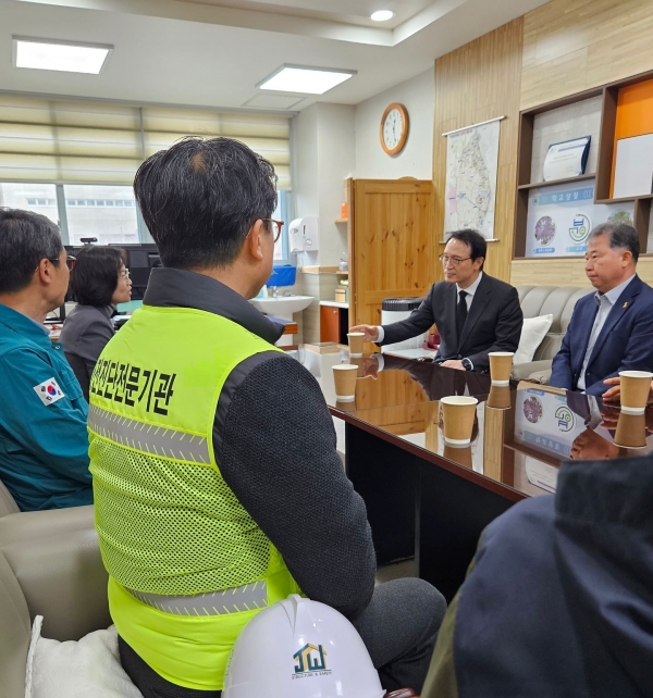 경기도교육청(교육감 임태희)이 14일 광명시 빛가온초등학교(학교장 김영득)를 방문해 최근 인근 지역에서 발생한 지반 침하 현장을 점검하고 학교 안전 관계자와 대응 방안을 논의했다.