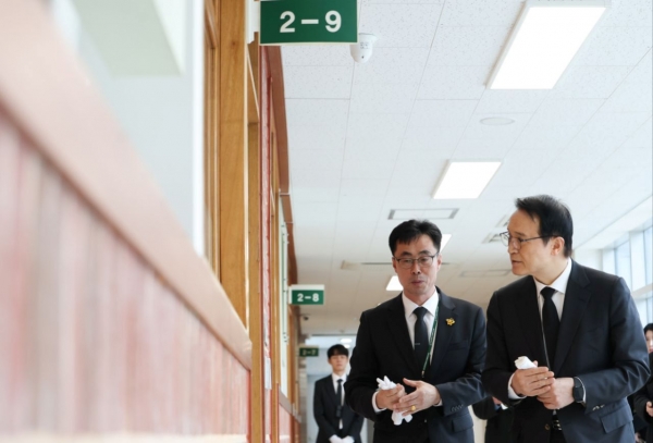 임태희 경기도교육감이 세월호 참사 11주기를 이틀 앞둔 14일 '4.16생명안전교육원'을 방문해 희생자들을 추모했다.