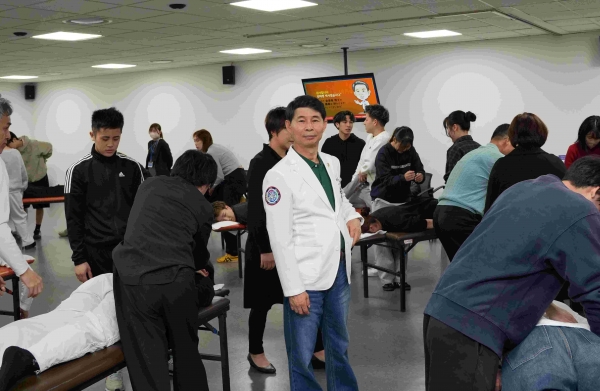 일본 의료전문대학 학생들이 김태영 박사에게 스포츠마사지 실기 지도를 받고 있다.
