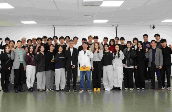 김태영 박사의 일본의료전문대학 스포츠마사지 특별 강연을 마치고 기념촬영을 하고 있다.