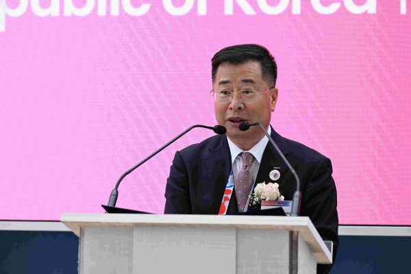 산업통상자원부(장관 안덕근)와 KOTRA(사장 강경성)는 4월 13일 2025 오사카·간사이 엑스포 개막에 맞춰 한국관 개관식을 개최했다. 강경성 KOTRA 사장이 개관식에서 발언하고 있다.