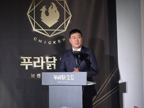 장성식 푸라닭치킨 대표이사가 15일 본사 사옥에서 열린 브랜드 쇼케이스에서 '푸라닭 2.0 프로젝트'에 대해 소개하고 있다. [사진 = 안솔지 기자]