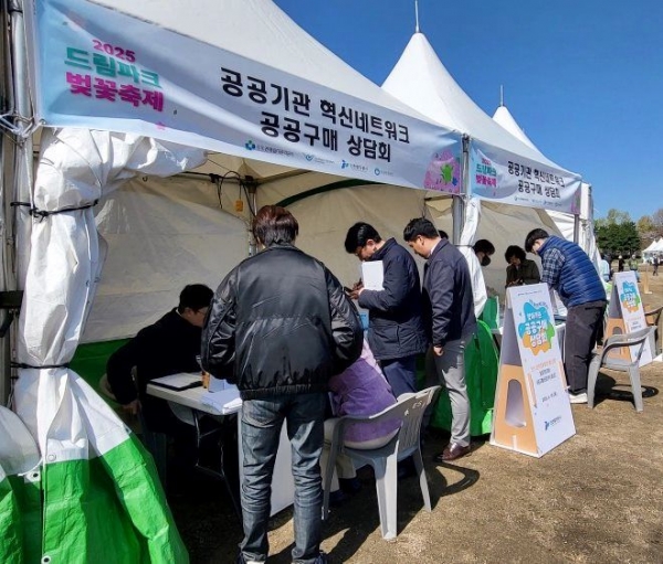 인천 공공기관 혁신 네트워크 참여기관이 사회적기업에 공공구매 상담을 제공하고 있다.( 사진 제공= 인천항만공사)