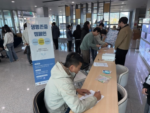 4월 15일 국립세종수목원 연구동에서 세종시 정신건강복지센터와 공동으로 실시한 2025년도 정신건강 증진 캠페인에서 임직원이 상담신청서를 작성하고 있다.