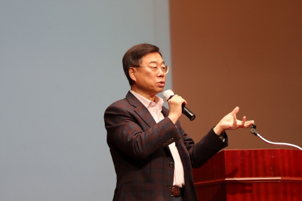 신상진 성남시장이 성남시분당시니어클럽 노인일자리 참여자 소양교육에서 인사말을 하고 있다.