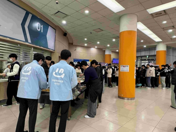 인천대학교가 중간고사 기간 늦은 시간까지 학교에 남아 공부하는 학생들을 위해 '천원의 저녁밥' 사업을 시범 운영한다.