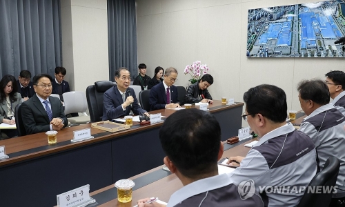 한덕수 대통령 권한대행 국무총리(왼쪽에서 두번째)가 15일 기아 오토랜드 광주공장에서 자동차산업 현장 간담회를 하고 있다.