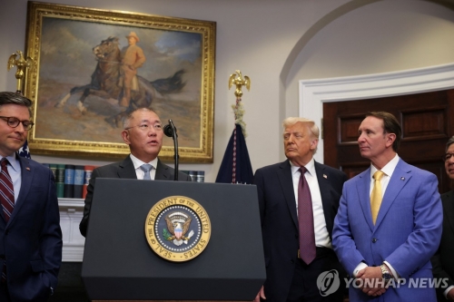정의선 현대자동차그룹 회장이 24일(현지시간) 오후 백악관 루즈벨트룸에서 트럼프 대통령이 주재한 발표 행사에서 대미투자계획을 발표하고 있다.