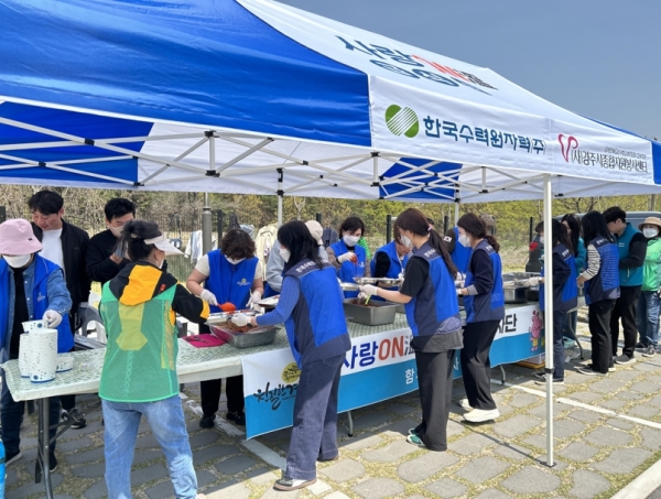 한수원이 16일 경주 현곡면에서 경주지역 자원봉사자들과 함께 찾아라! 행복마을 봉사활동을 시행했다.