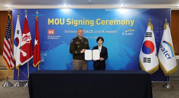 한국수자원공사는 미육군공병단과 물관리 분야 국제 협력 강화를 위해 4월 16일 대전 K-water연구원에서 업무협약을 체결했다. (오른쪽부터 구자영 한국수자원공사 기획부문장, 클리트 괴츠(Clete Goetz) 미육군공병단 태평양 사령부 사령관)