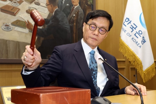 이창용 한국은행 총재가 17일 서울 중구 한국은행 본관에서 열린 금융통화위원회 본회의에서 의사봉을 두드리며 개회 선언을 하고 있다. [사진=연합뉴스]